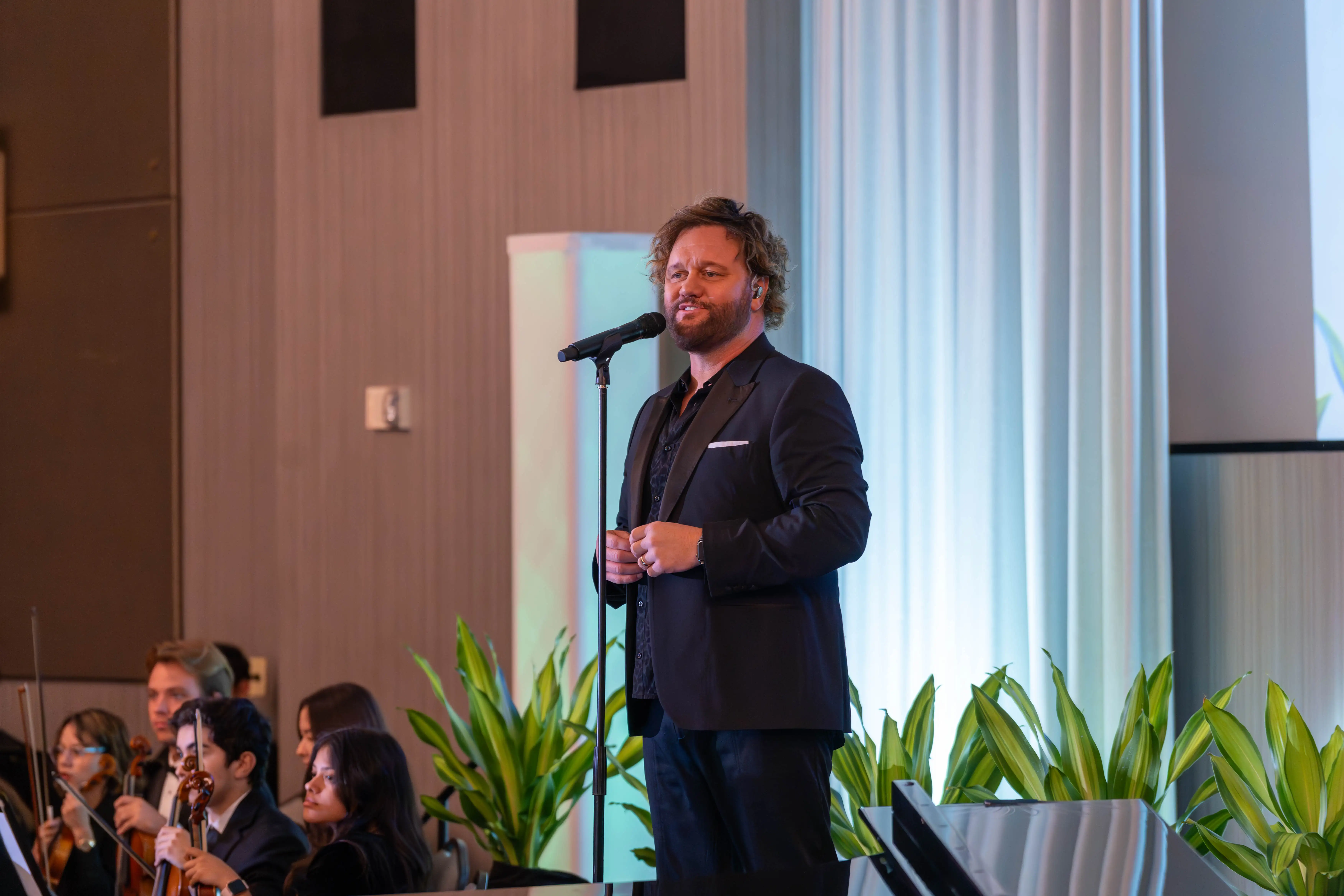 David Phelps performing for the guests